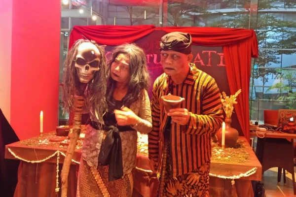 Film horor "Aku Harus Mati" menghadirkan kisah pesugihan yang tidak hanya mengandalkan mitos, tetapi juga mengaitkannya dengan dinamika sosial modern. (Foto: TRENDS.co.id)