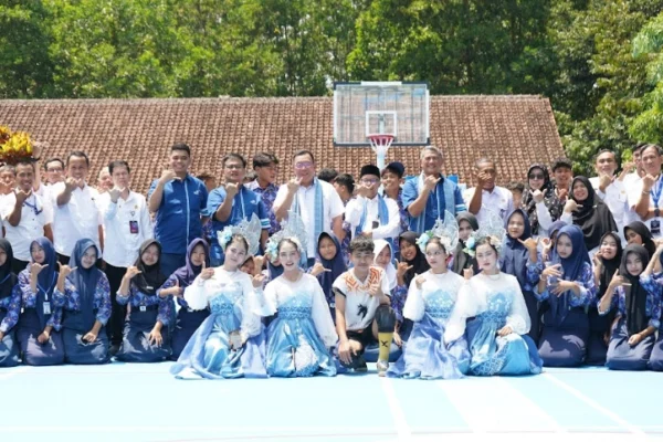 Jajaran Yayasan Astra - Yayasan Pendidikan Astra Michael D. Ruslim dan Asuransi Astra, Kepala SMPN 3 Leuwidamar, serta siswa binaan berbagi senyum dan semangat yang sama untuk melangkah menuju masa depan yang lebih baik. (Istimewa)